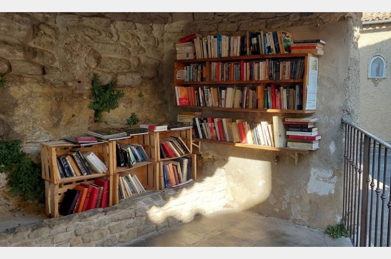Boîte à livres - Rue de l'Eglise, SAUMANE-DE-VAUCLUSE | myBookBox by Cross Media Concept, l'annuaire collaboratif des bibliothèques partagées