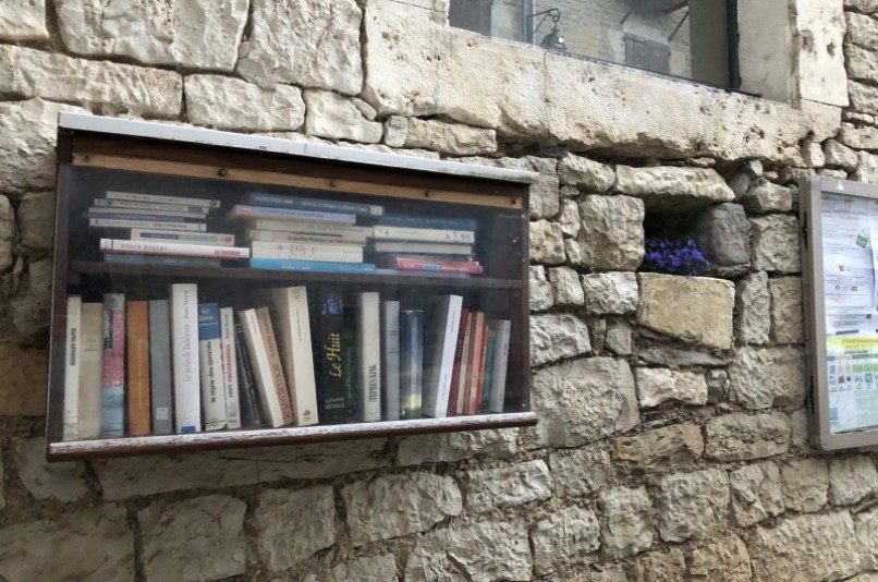 Boîte à livres - 9 Rue des Douves, SÉVÉRAC-LE-CHÂTEAU | myBookBox by Cross Media Concept, l'annuaire collaboratif des bibliothèques partagées