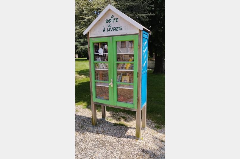 Boîte à livres - Place de la Mairie, SAINT-PORCHAIRE | myBookBox by Cross Media Concept, l'annuaire collaboratif des bibliothèques partagées