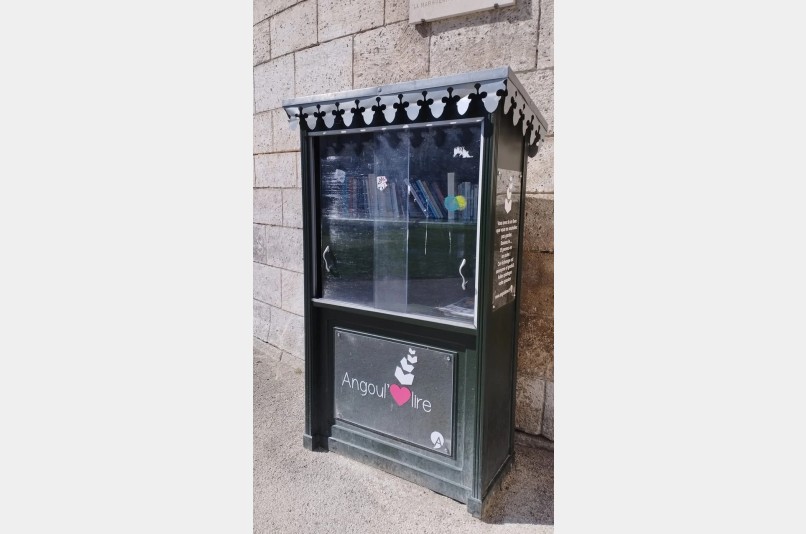 Bo&icirc;te &agrave; livres - Place de l'H&ocirc;tel de ville, ANGOUL&Ecirc;ME | myBookBox by Cross Media Concept, l'annuaire collaboratif des biblioth&egrave;ques partag&eacute;es