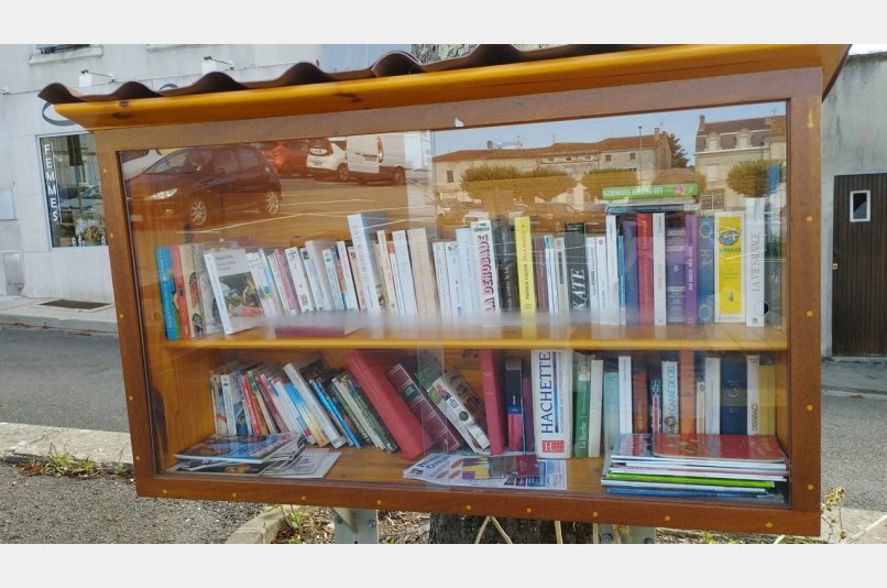 Bo&icirc;te &agrave; livres - Place du Champ de Foire, BARBEZIEUX-SAINT-HILAIRE | myBookBox by Cross Media Concept, l'annuaire collaboratif des biblioth&egrave;ques partag&eacute;es