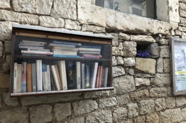 Boîte à livres - 9 Rue des Douves, SÉVÉRAC-LE-CHÂTEAU | myBookBox by Cross Media Concept, l'annuaire collaboratif des bibliothèques partagées